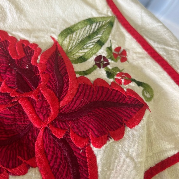 Vintage embroidered floral apron with pocket. Super cute. Homemaker. Cottagecore - Picture 10 of 10